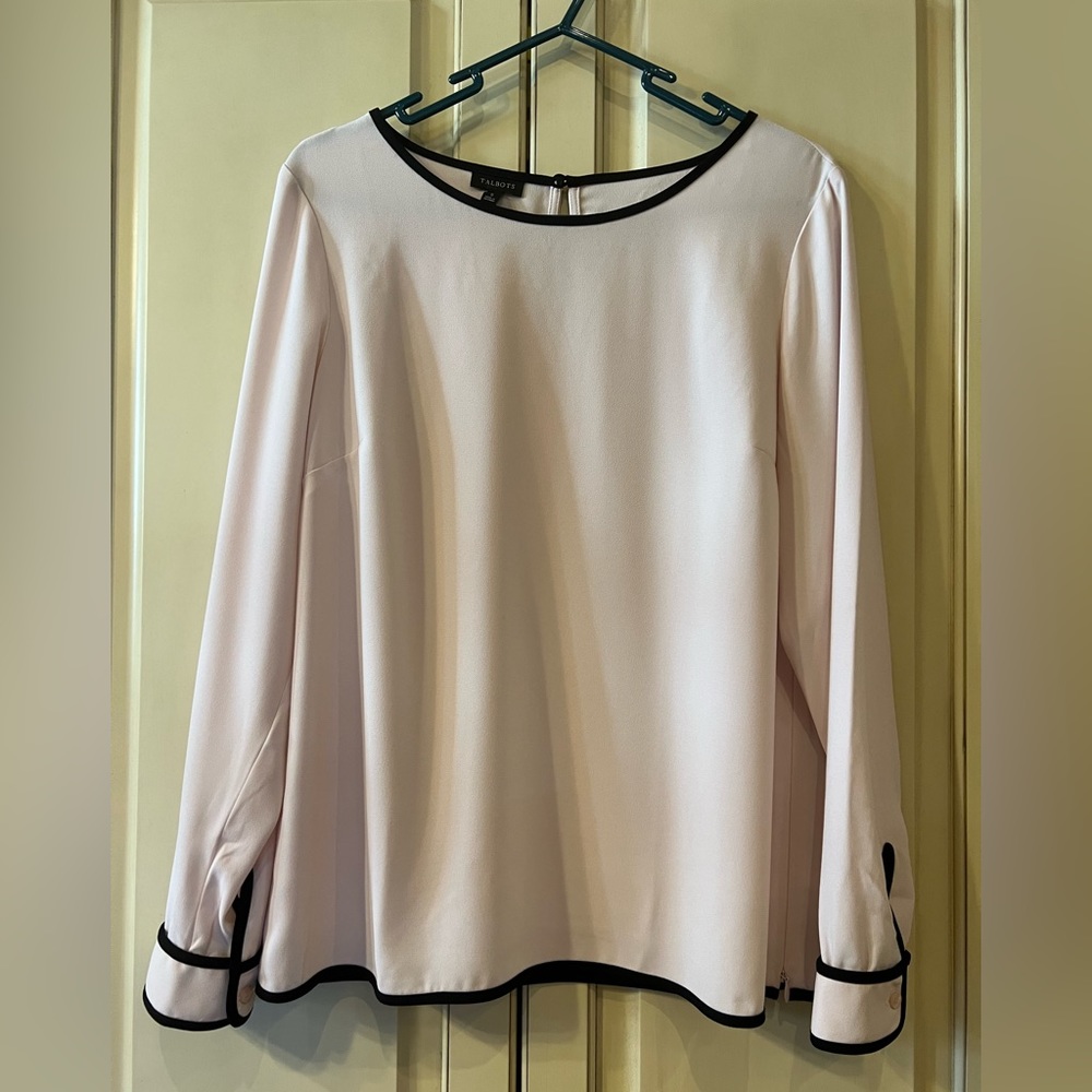 Talbots Long Sleeve Blush w/ Black Trim Top Size Small, Keyhole Back